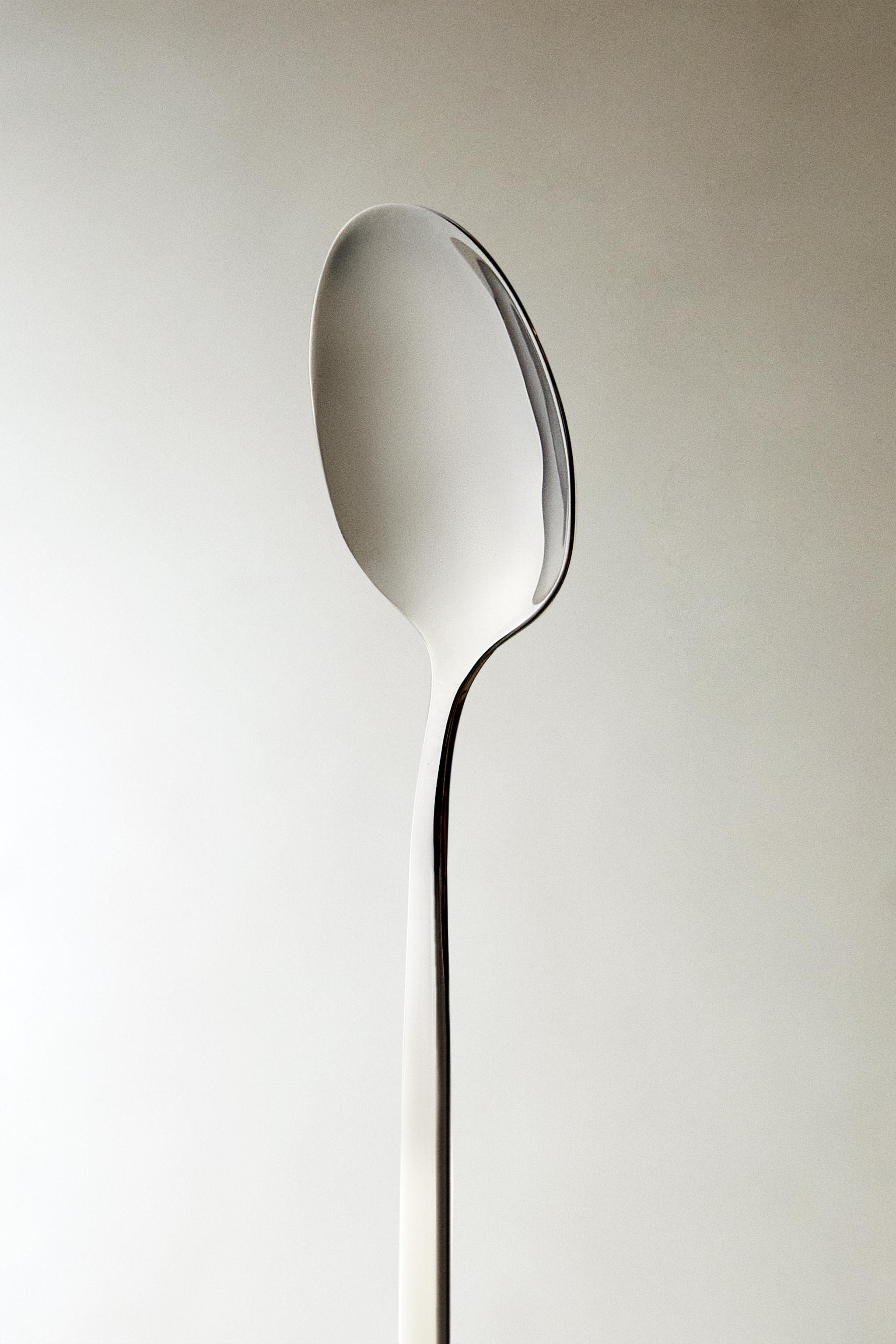 SERVING SPOON WITH A THIN HANDLE